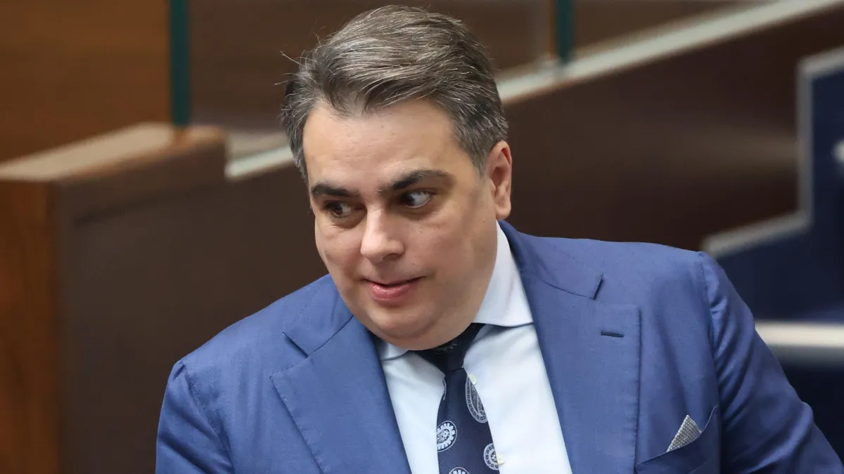 МФ: Асен Василев манипулира, правителството няма да купува нов самолет