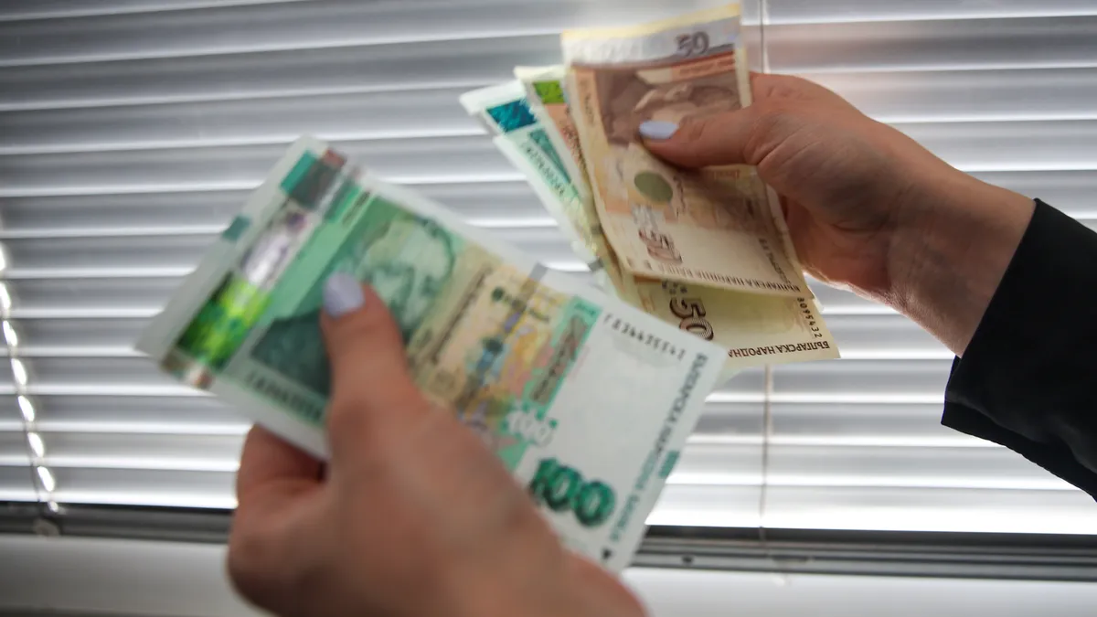  Минималната работна заплата става 1077 лв. от 2025 г., реши МС