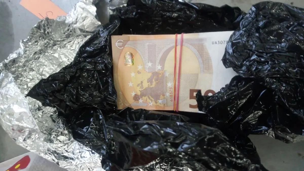 Митничари откриха над 230 хил. евро, увити като сандвичи