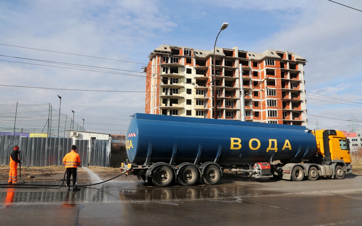 Мият улиците в София с йод и белина