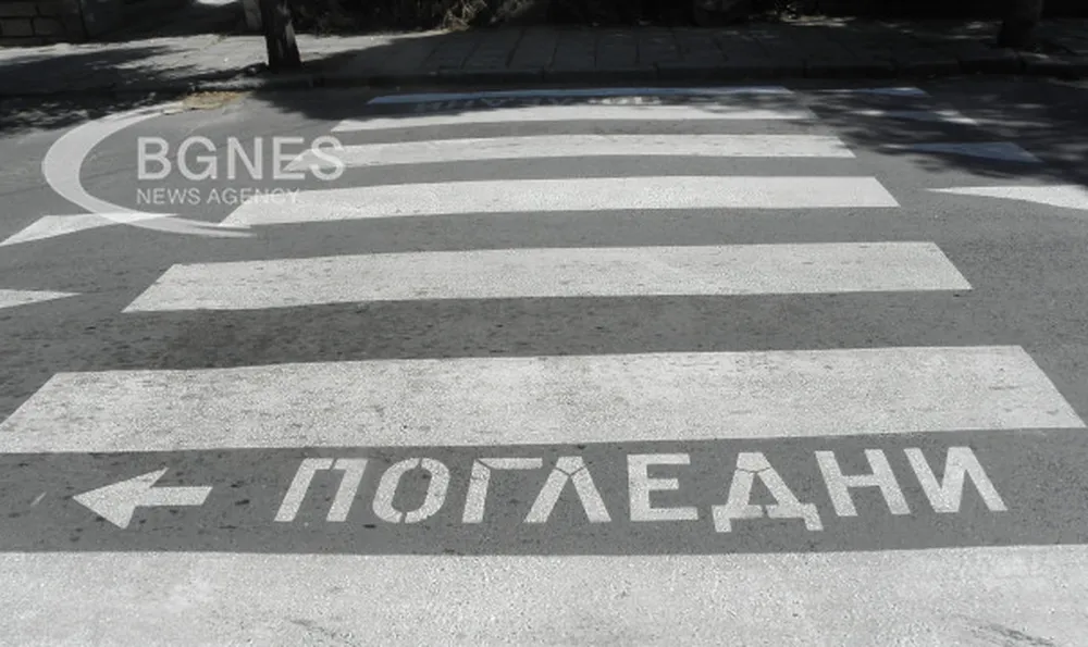 Млада жена е в критично състояние, след като моторист я блъсна на зебра в София