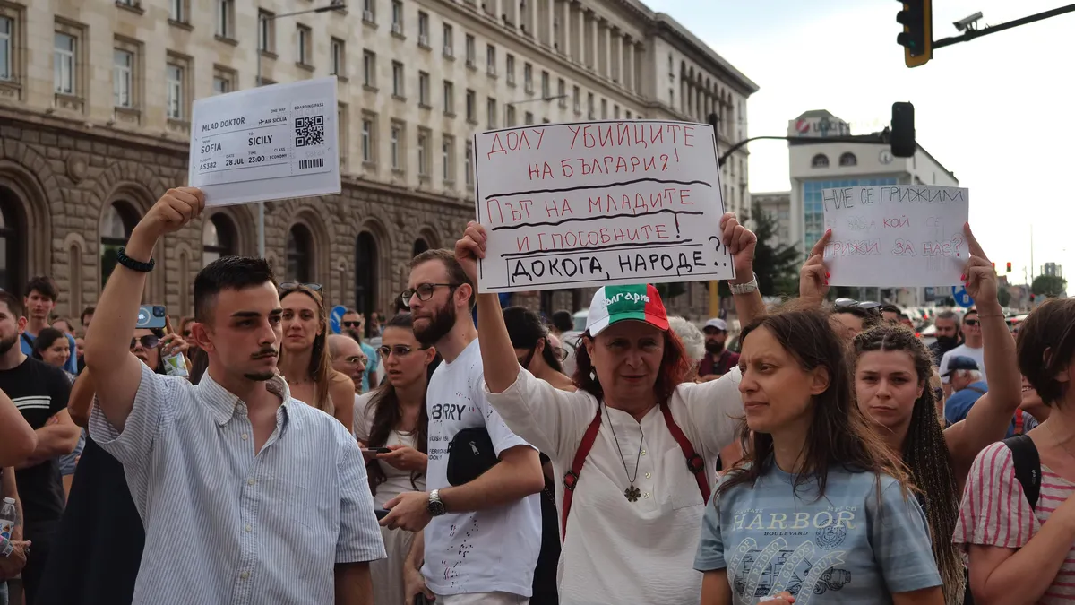 Млади лекари на протест: Няма да мълчим и няма да търпим