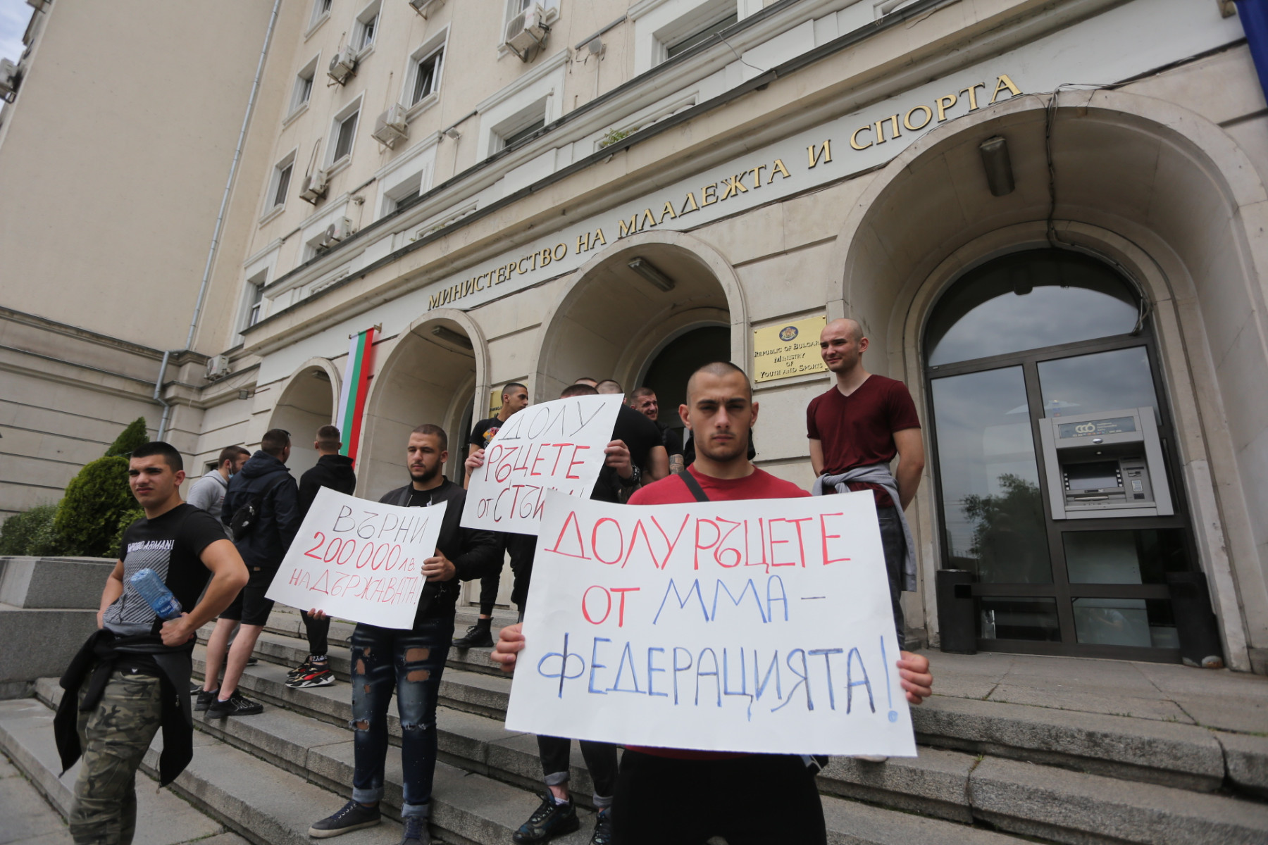 Напрежение пред Спортното министерство, Недков се срещна с Кузманов