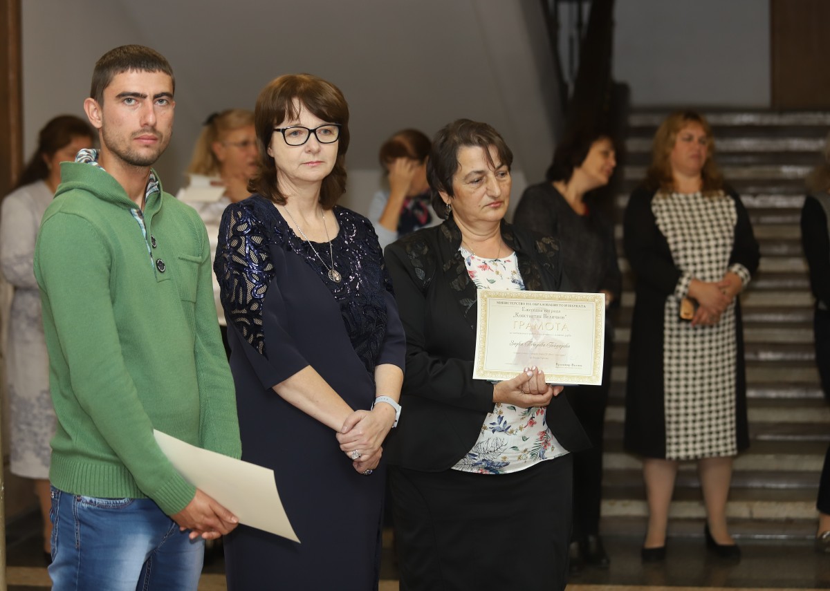 МОН отличи 8 учители за принос в развитието на системата