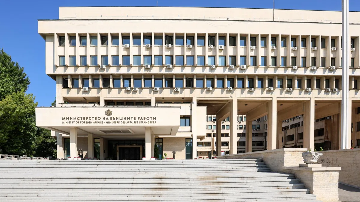 МВнР: Българите в Иран незабавно да напуснат страната