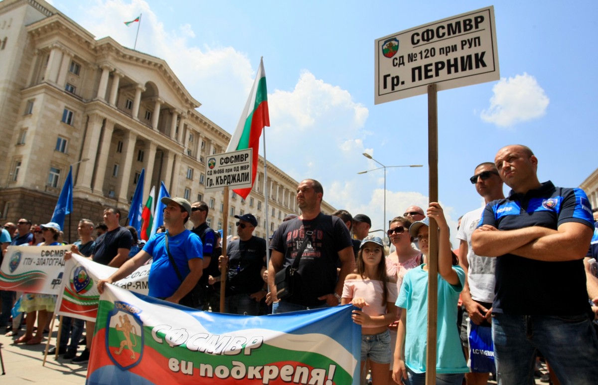 Полицаи: Компенсират нощния ни труд на цената на един хляб