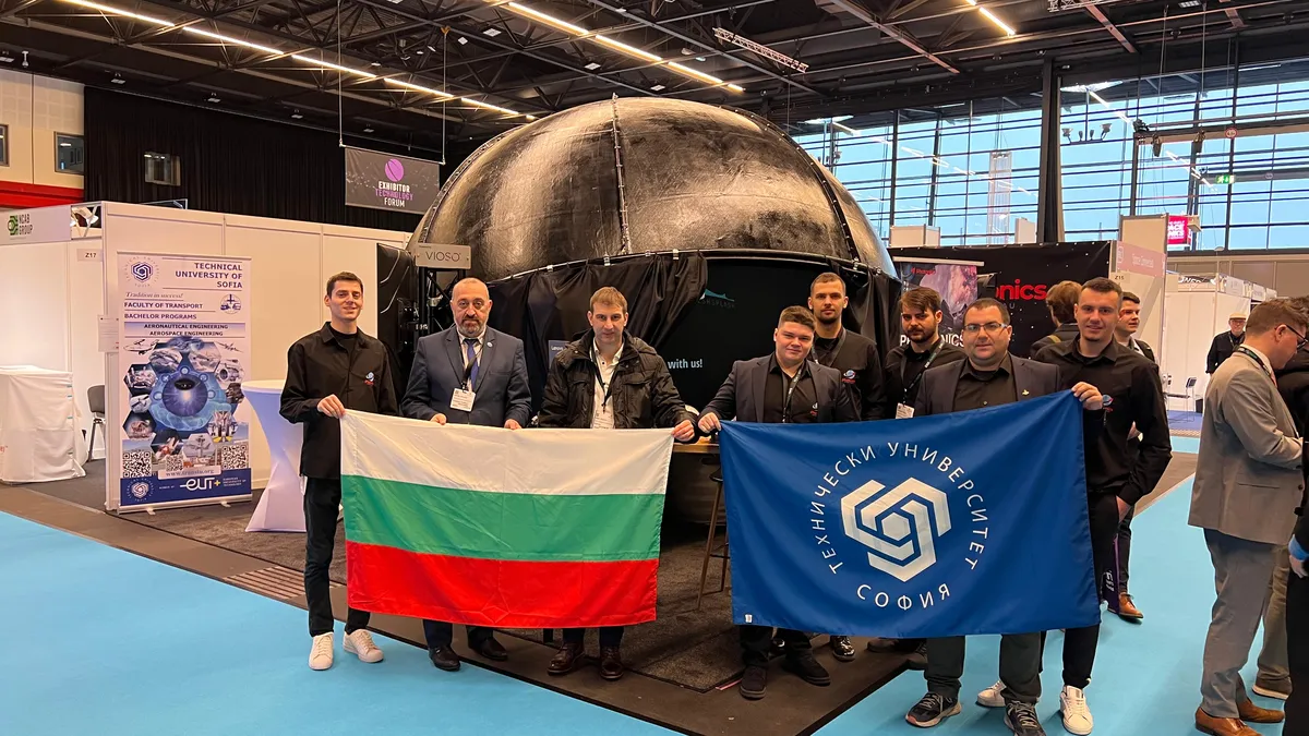 На SPACE TECH EXPO в Бремен наши авиоконструктори показват уникален планетариум за бизнес презентации 