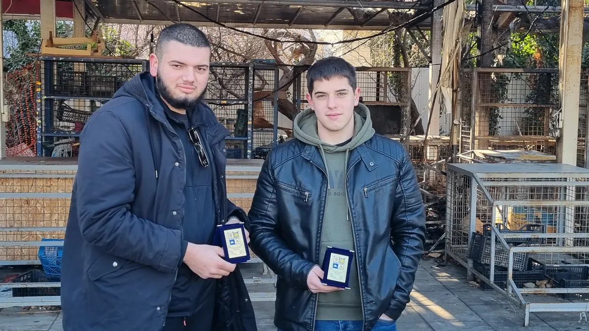 Наградиха двама младежи за смелостта им да гасят пожар в Поморие