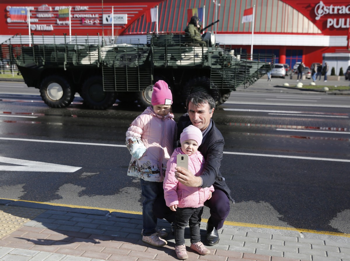 Напук на пандемията: Беларус проведе военен парад по повод 9 май