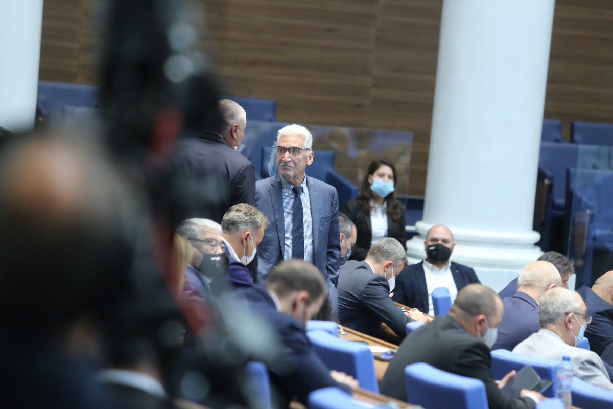 Депутатите обсъждат промени в три кодекса, ако съберат кворум