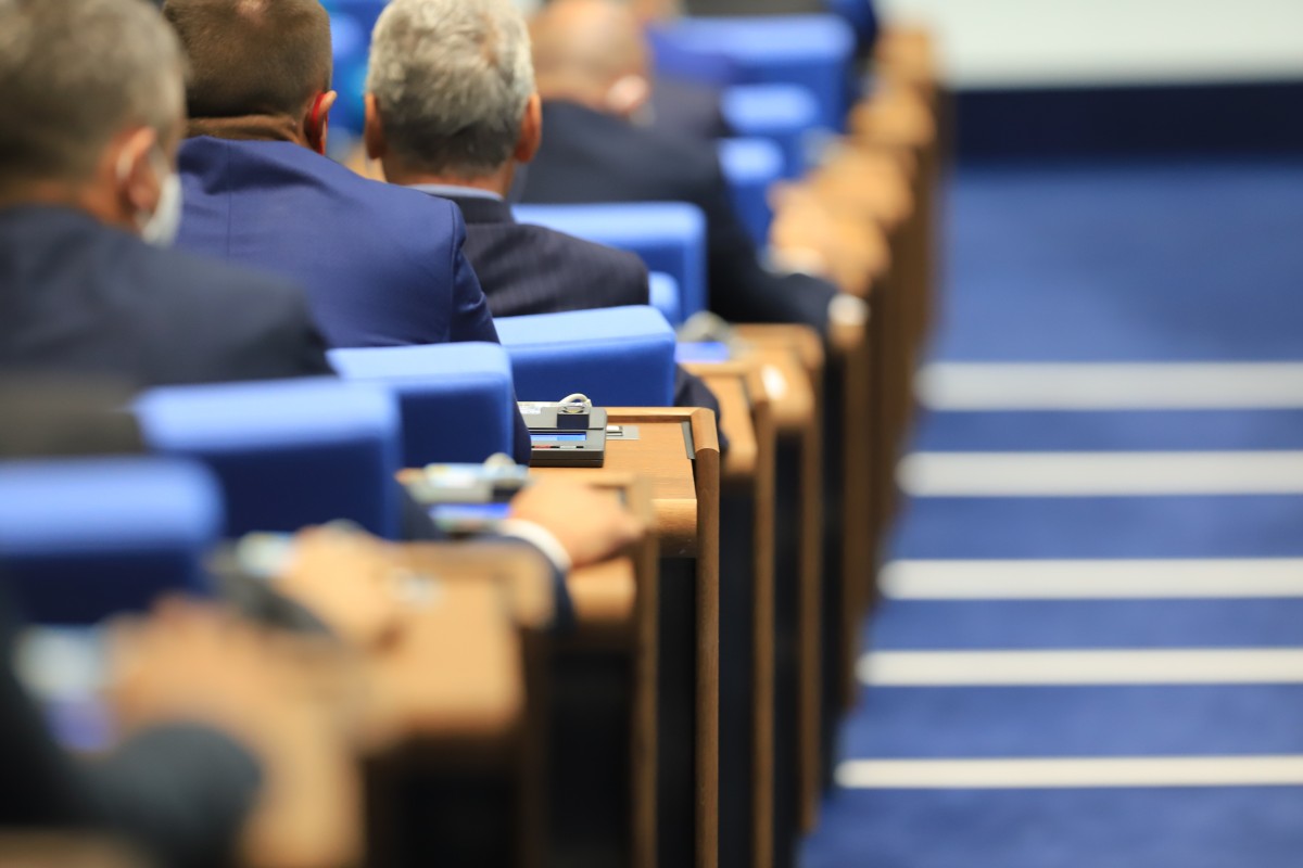 С процедурна хватка опозицията спря заседанието на парламента