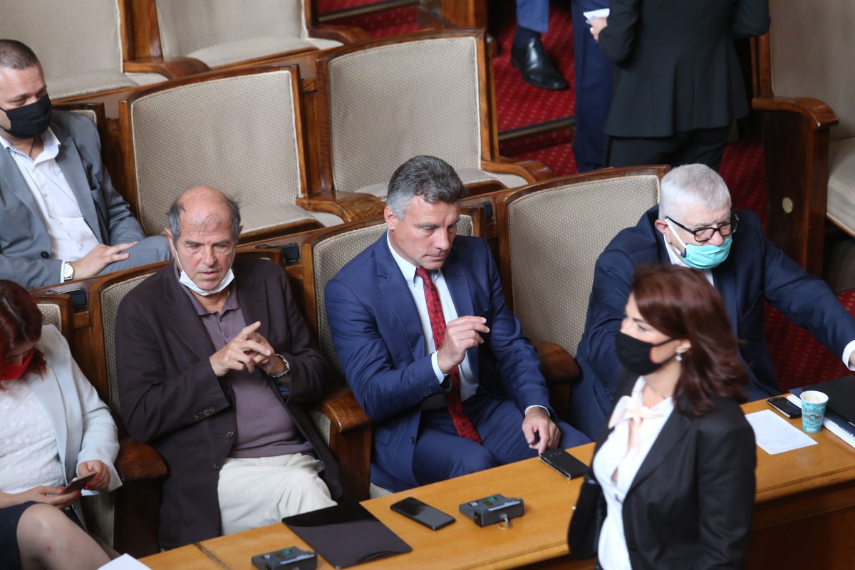 РЗИ връчи протокол на парламента заради депутати без маски
