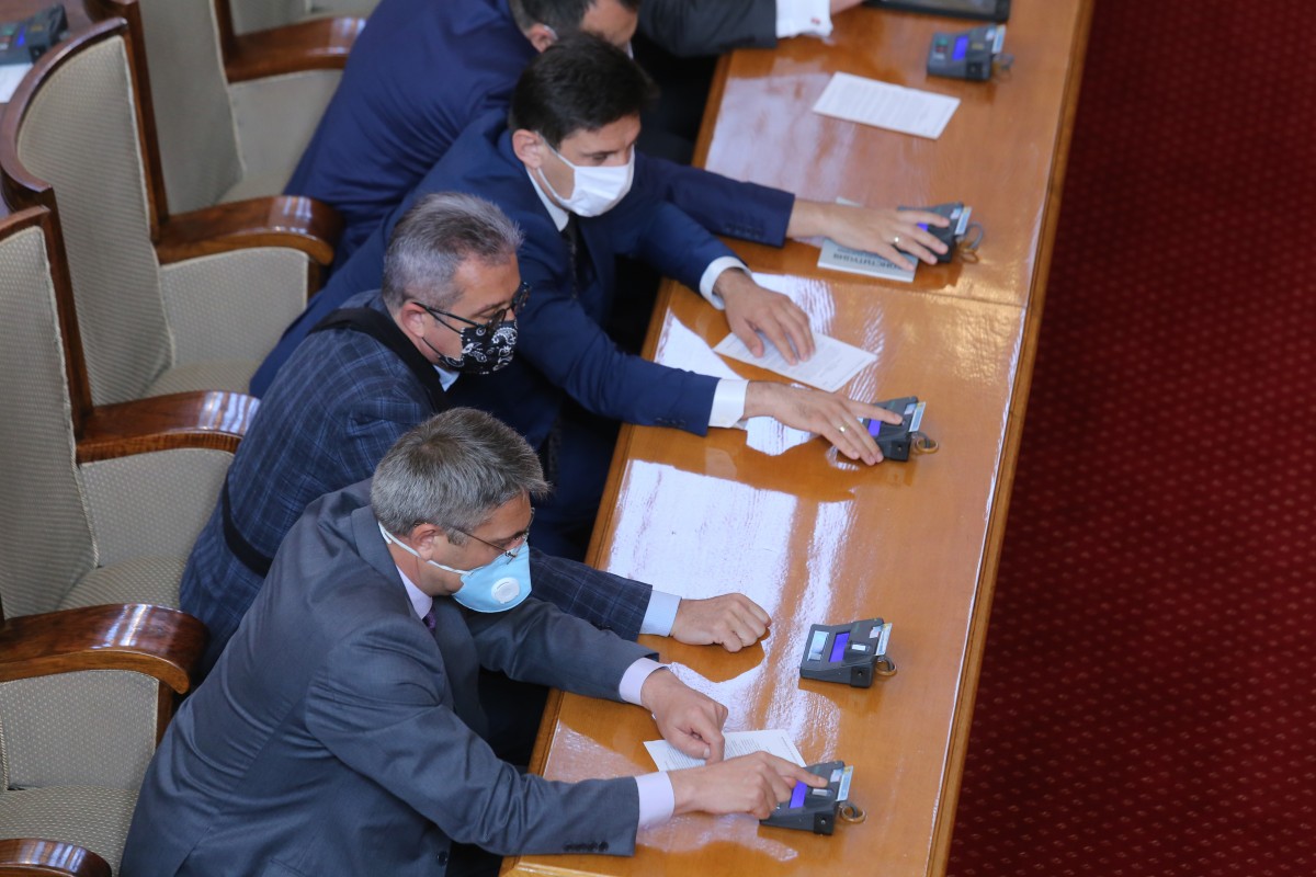 Депутатите с рекордно кратко заседание, част от тях отново без маски