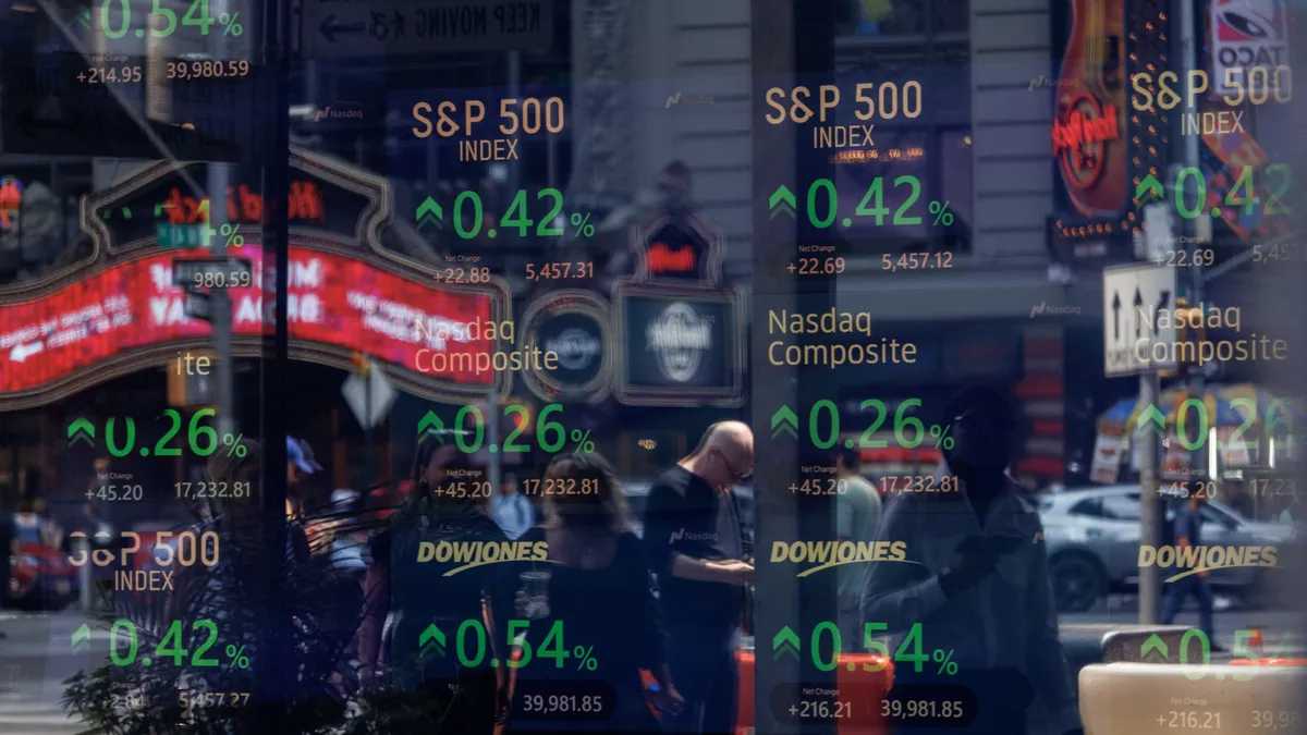 Nasdaq отбеляза нов рекорд, докато Dow и S&P 500 се понижиха