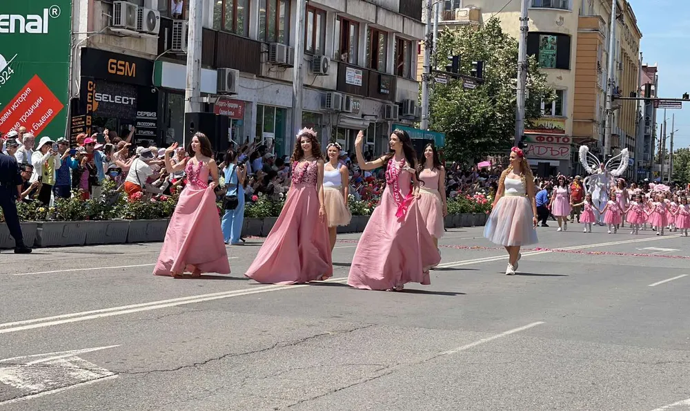 Най-голямото карнавално шествие в Долината на розите
