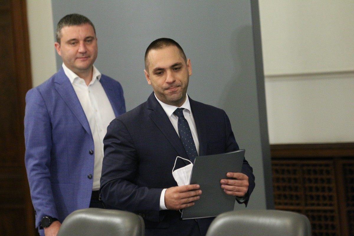 Не цялостна оставка, а разместване на позициите