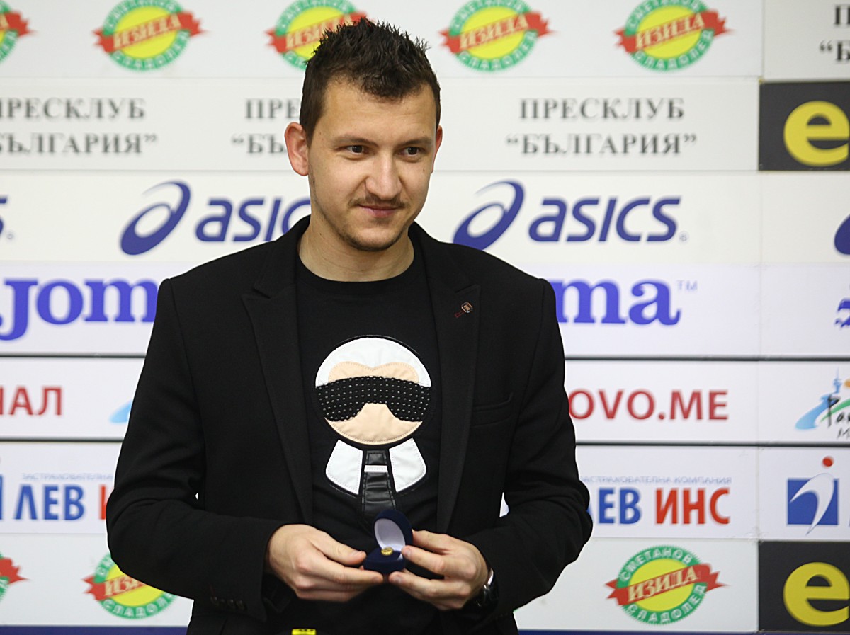 Тодор Неделев удължи договора си с Ботев