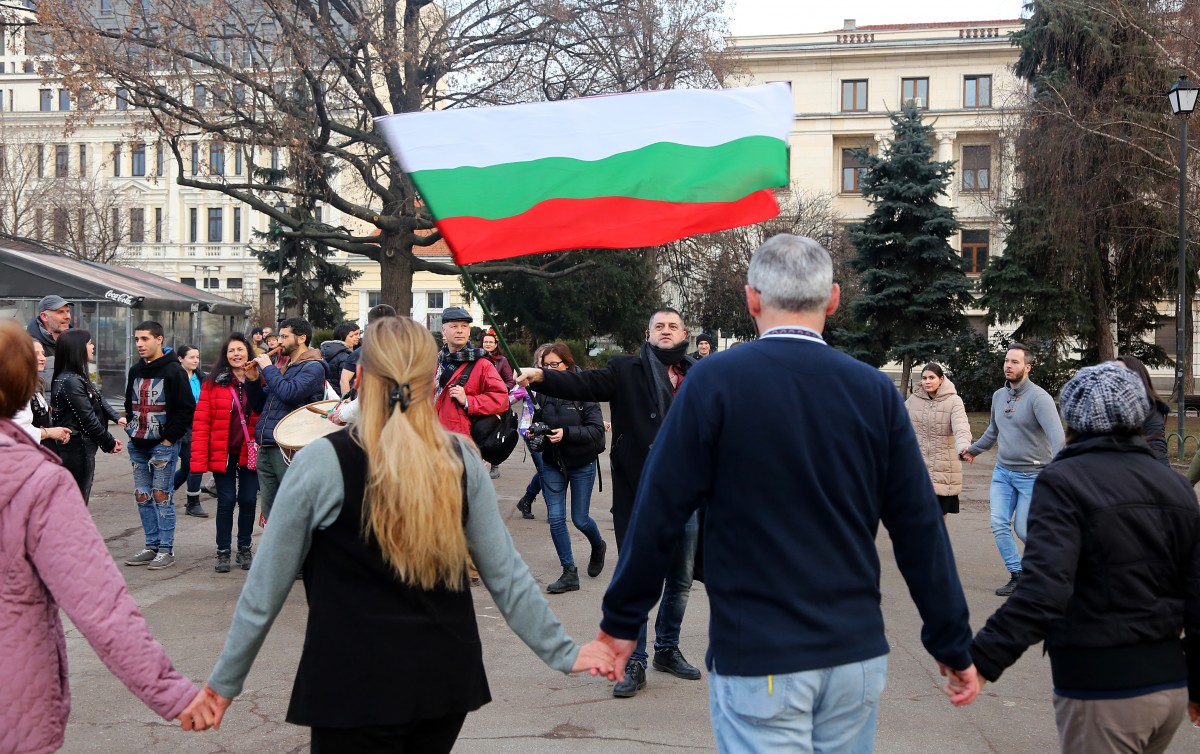 Неделното хоро се премести от Народния театър в площите пред бившия мавзолей