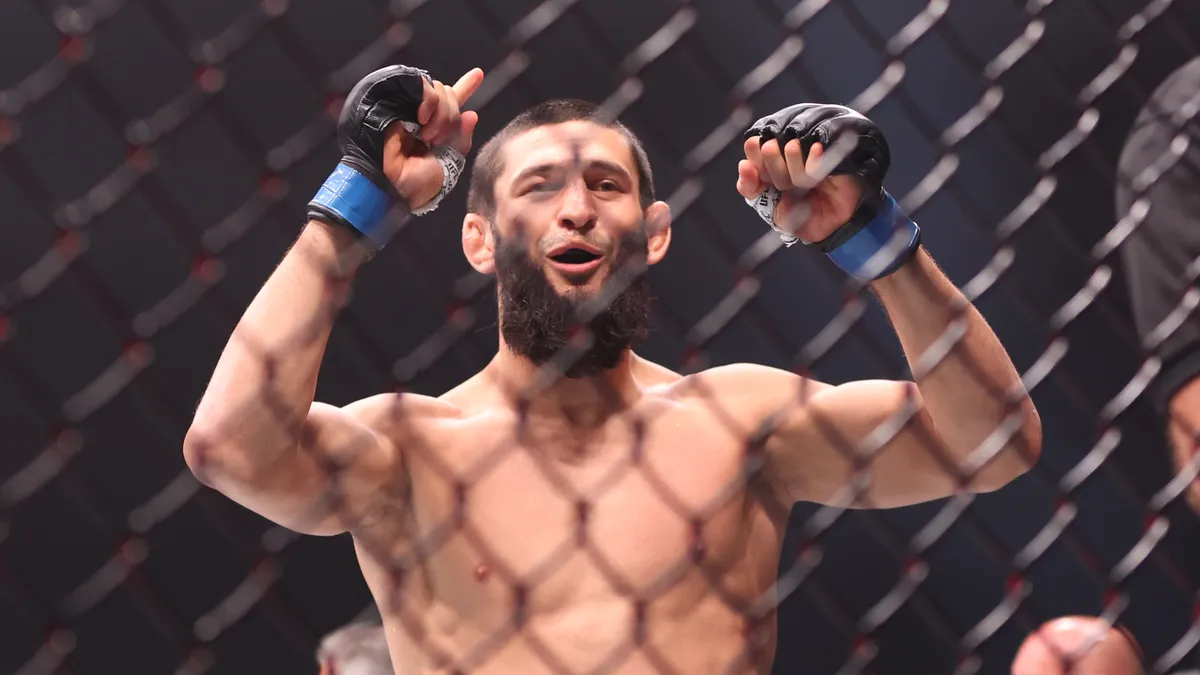 Непоклатимият Хамзат Чимаев е новият шампион в средна категория на UFC