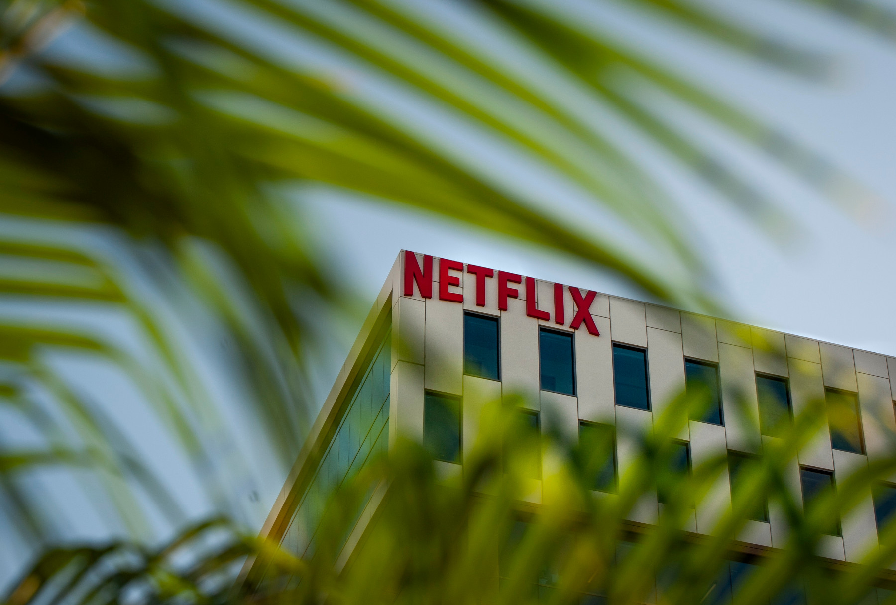 Netflix загуби почти един милион абонати