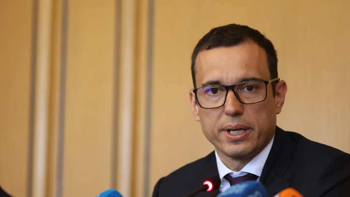 Неучебен, но присъствен: Васил Терзиев се извини за подписаната в последния момент заповед