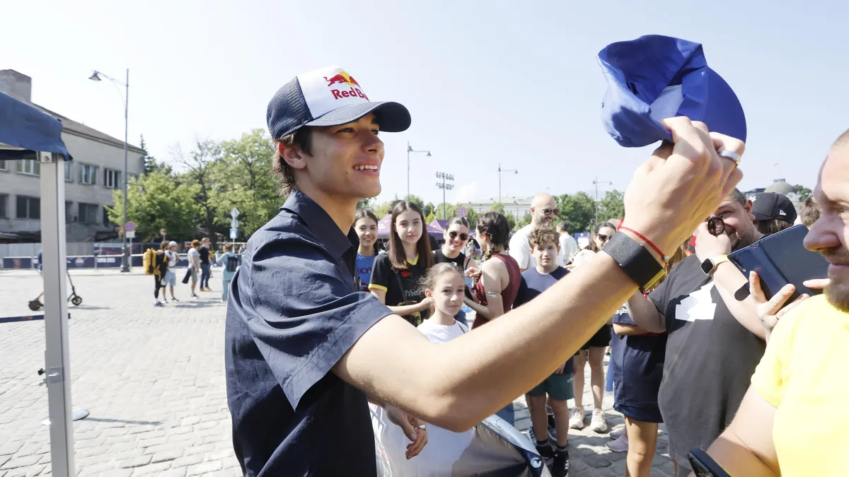 Никола Цолов раздава автографи на фенове часове преди Red Bull Showrun Sofia