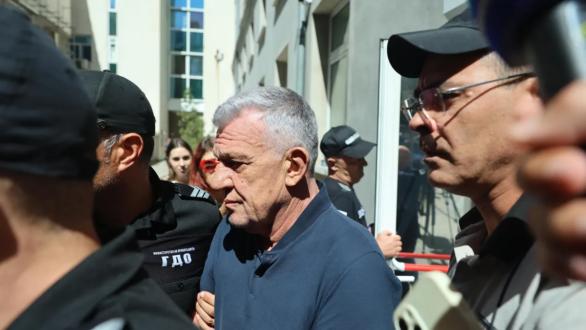 Никола Николов – Паскал дава обяснения в КПК над 3 часа, пред медиите запази мълчание 