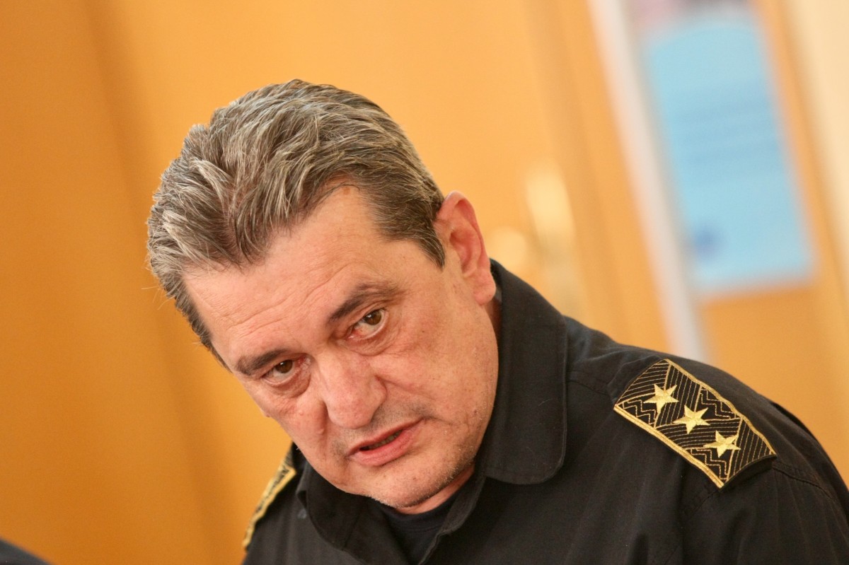 Николов: Продължават разговорите със 72 български фирми за шиене на маски
