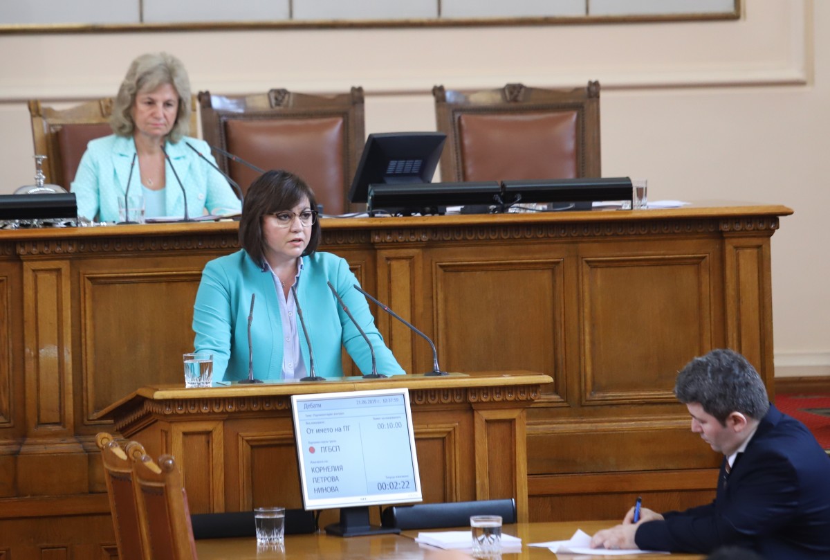 Нинова с 5 въпроса към вносителите на промените за партийната субсидия