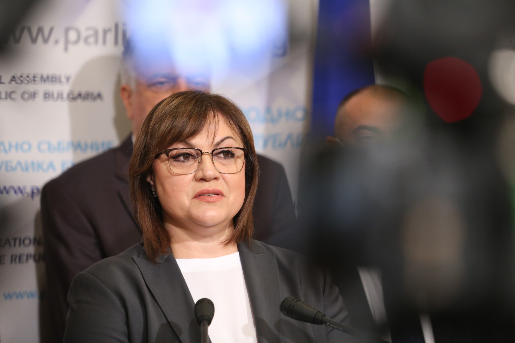 Нинова: „Продължаваме промяната” сключват предизборно споразумение без да са показали програма
