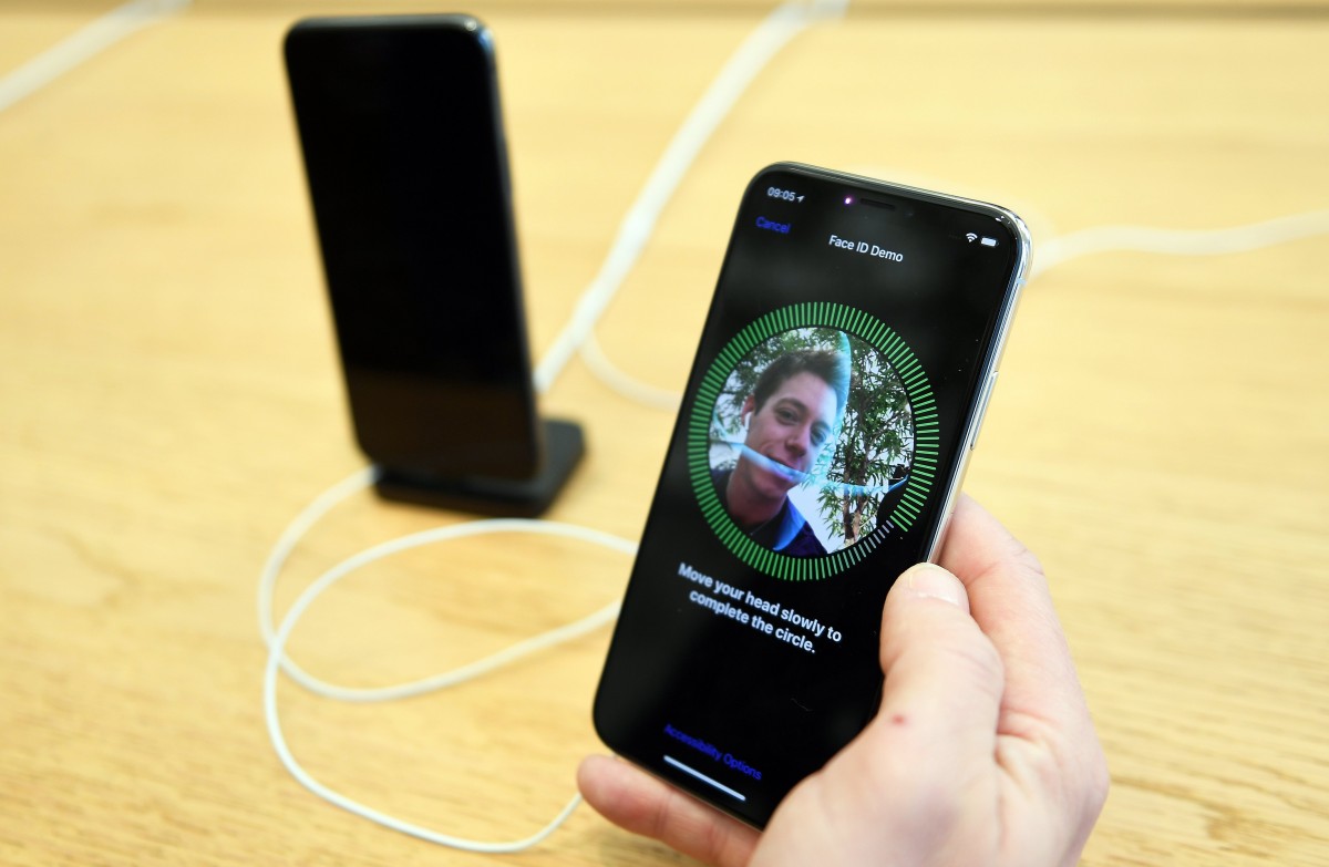Нова технология на Apple вече разпознава лицето и с маска