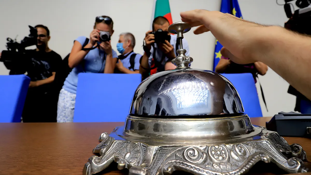 Новите 240 депутати се кълнат, ГЕРБ издига Рая Назарян за председател на парламента