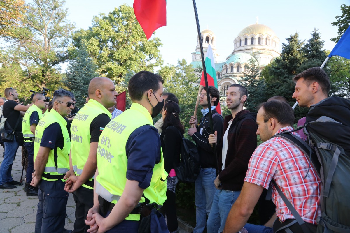 Няма кворум, извънредният парламент пропадна