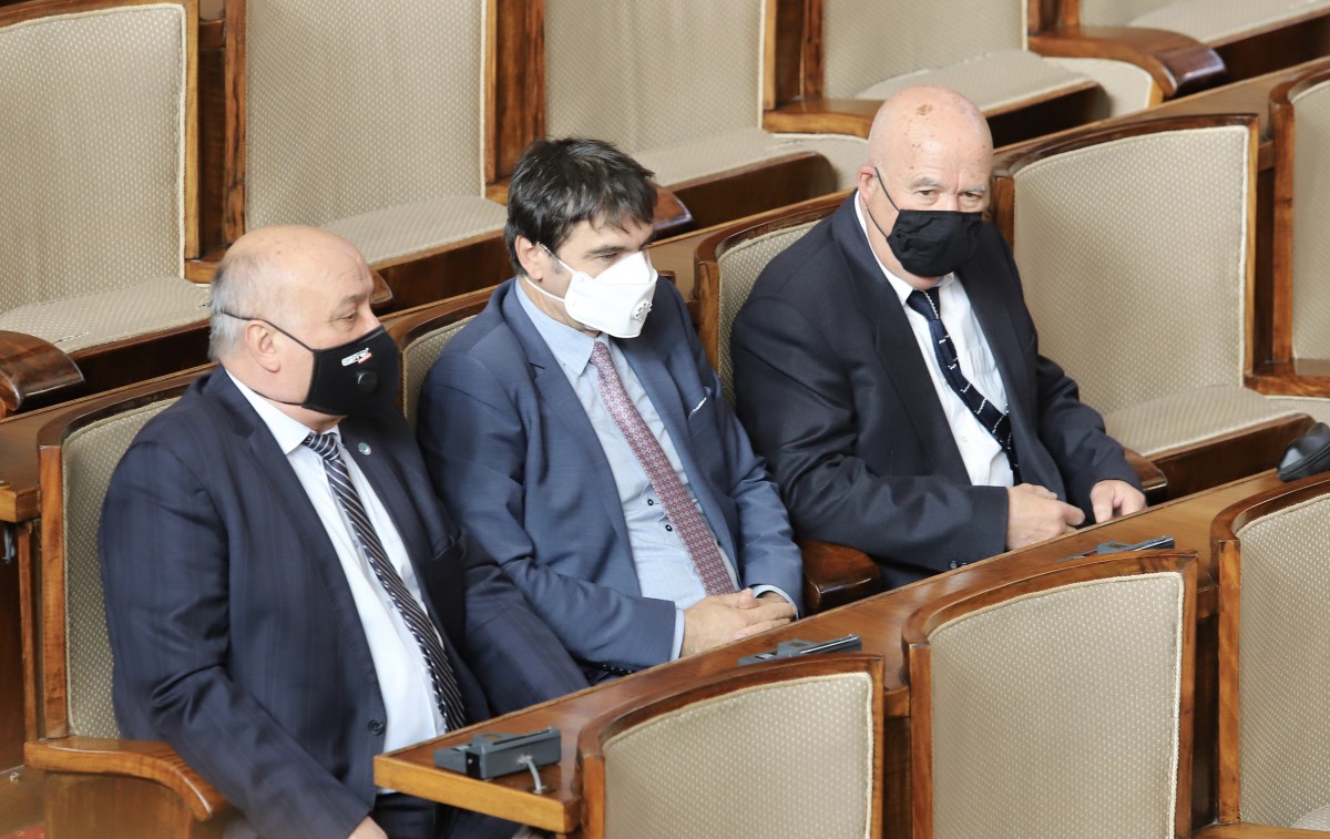 Обрат в парламента: Депутати и министри без заплата до края на извънредното положение