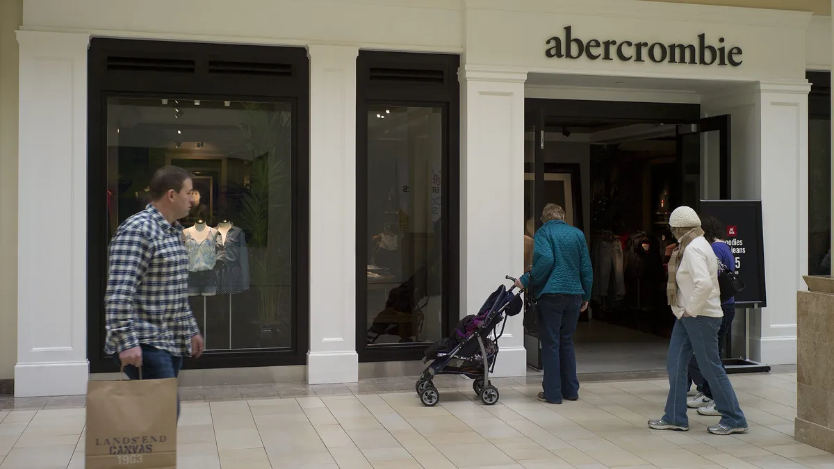 Обвиниха бившият главен изпълнителен директор на Abercrombie в трафик на хора