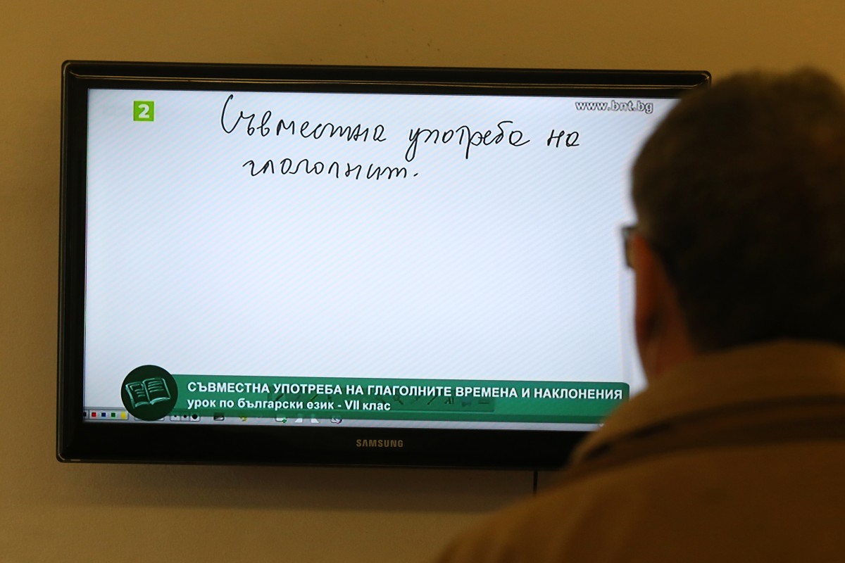 Очаква се дистанционното обучение на учениците да продължи до 13 април