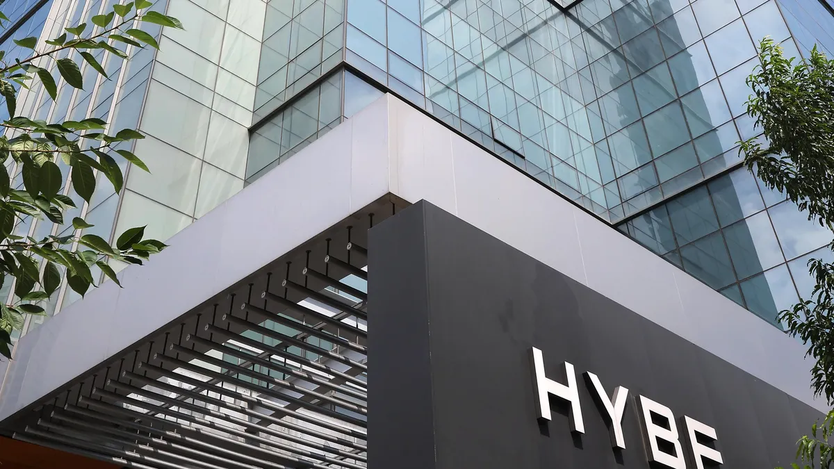Офисите на HYBE, агенцията на BTS, бяха претърсени заради подозрения за измама