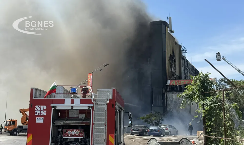 Огромен пожар във Варна, три жени са в болница