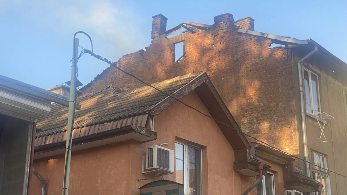 Още дими къщата, която пламна при пожар в центъра на София. Една жена е в болница