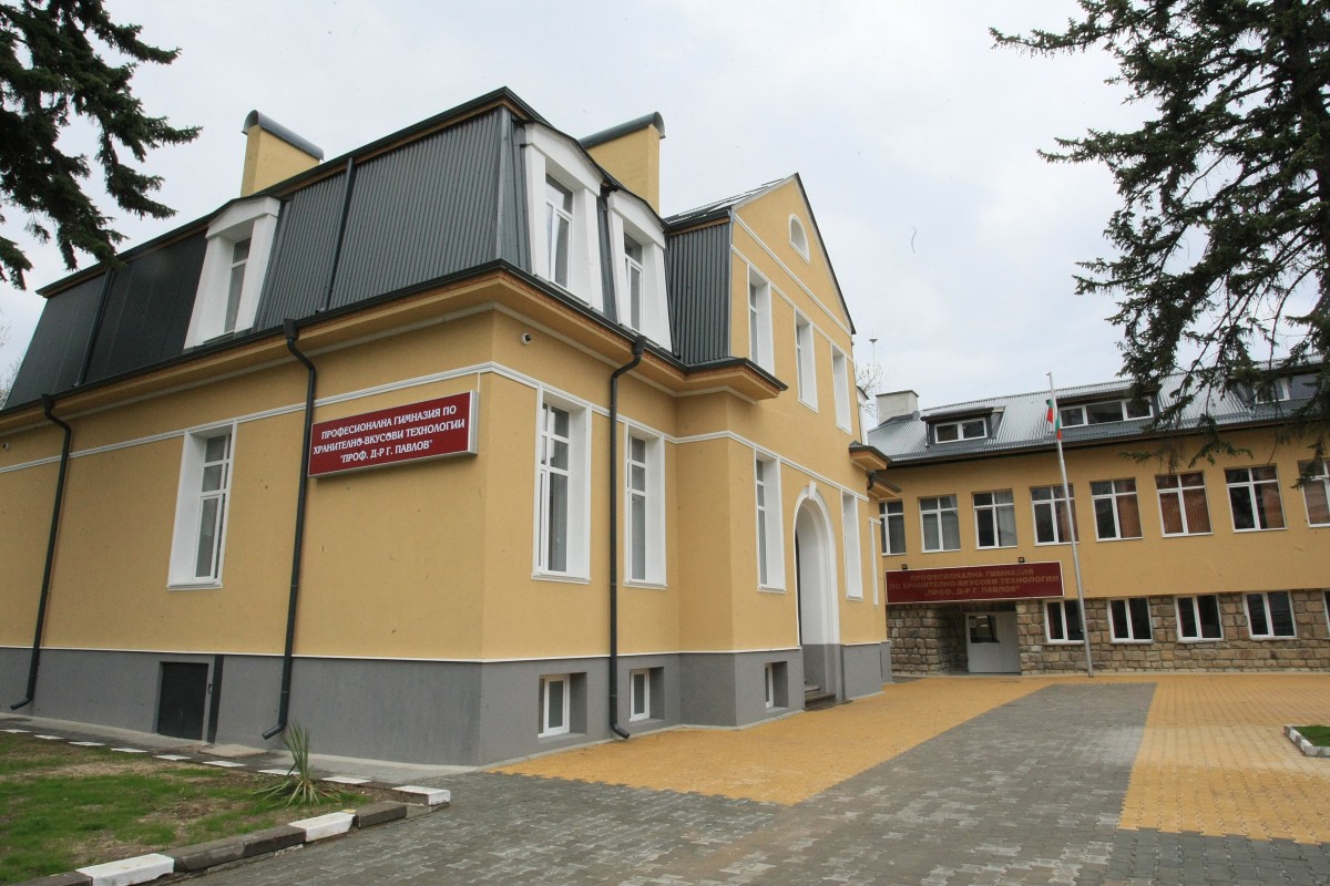 Осмокласник прати деветокласничка в болница след ритник в корема