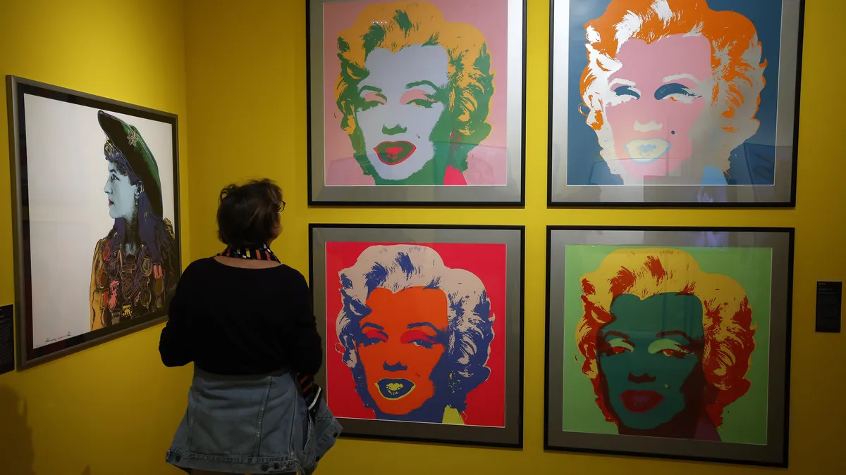 От MoMA до Бургас: Редят американски поп арт от Анди Уорхол, Кийт Харинг и Хънт Слонем в Морското казино