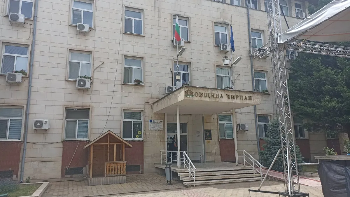 Откриха боеприпаси в сградата на Община Чирпан