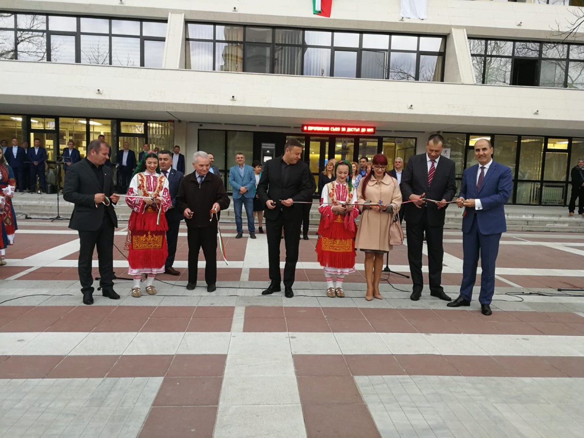 Откриха основно реконструирания централен площад в Благоевград