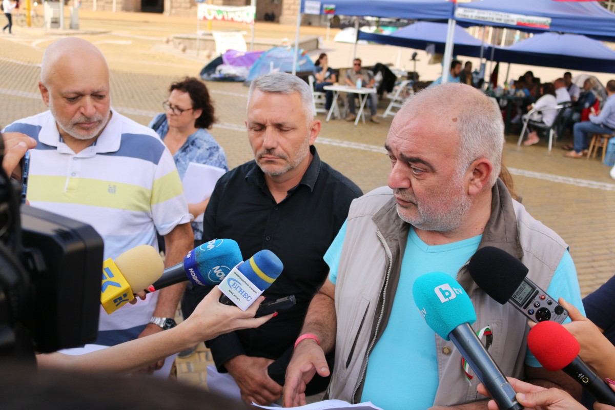 "Отровното трио" призова опозиционните партии да напуснат парламента