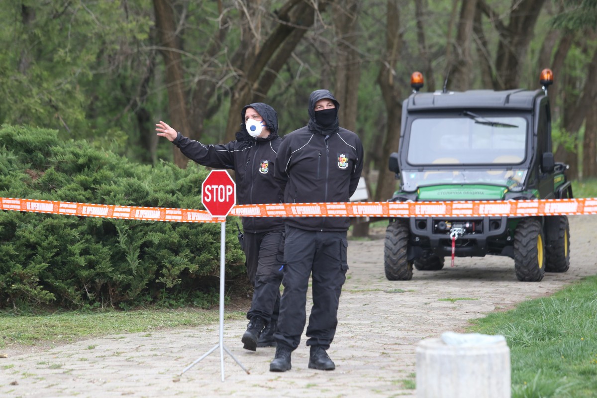Отварят паркове и градски градини за кратки разходки