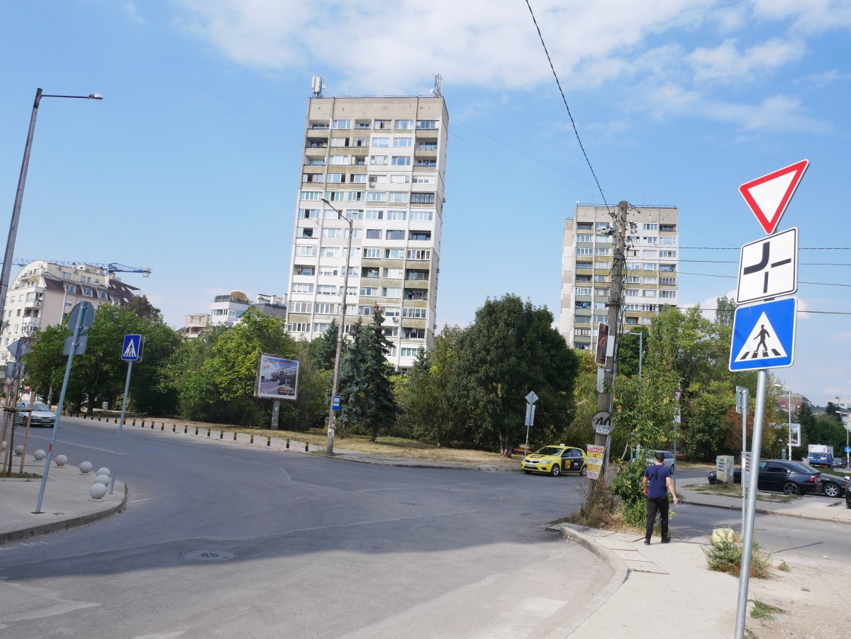 Работници не възстановяват пешеходни пътеки след ремонт