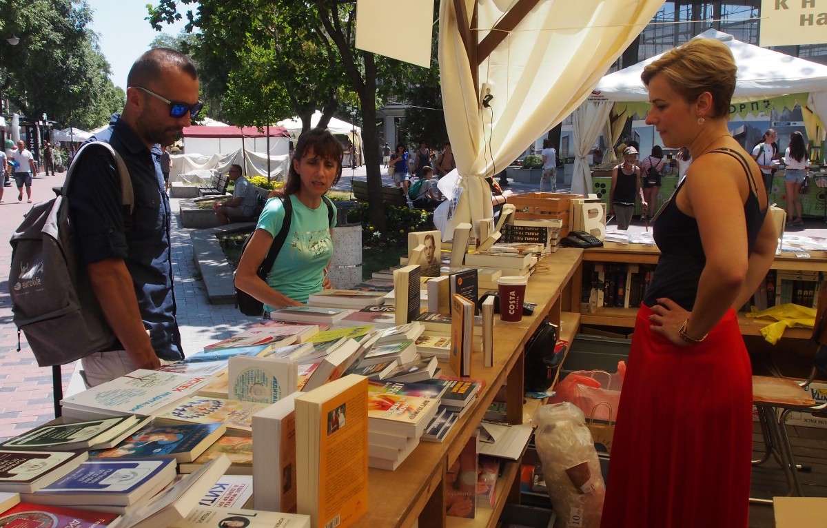 „Алеята на книгата“ на море
