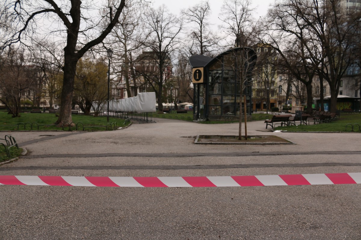 Градската градина пред Народния театър отцепена с ленти