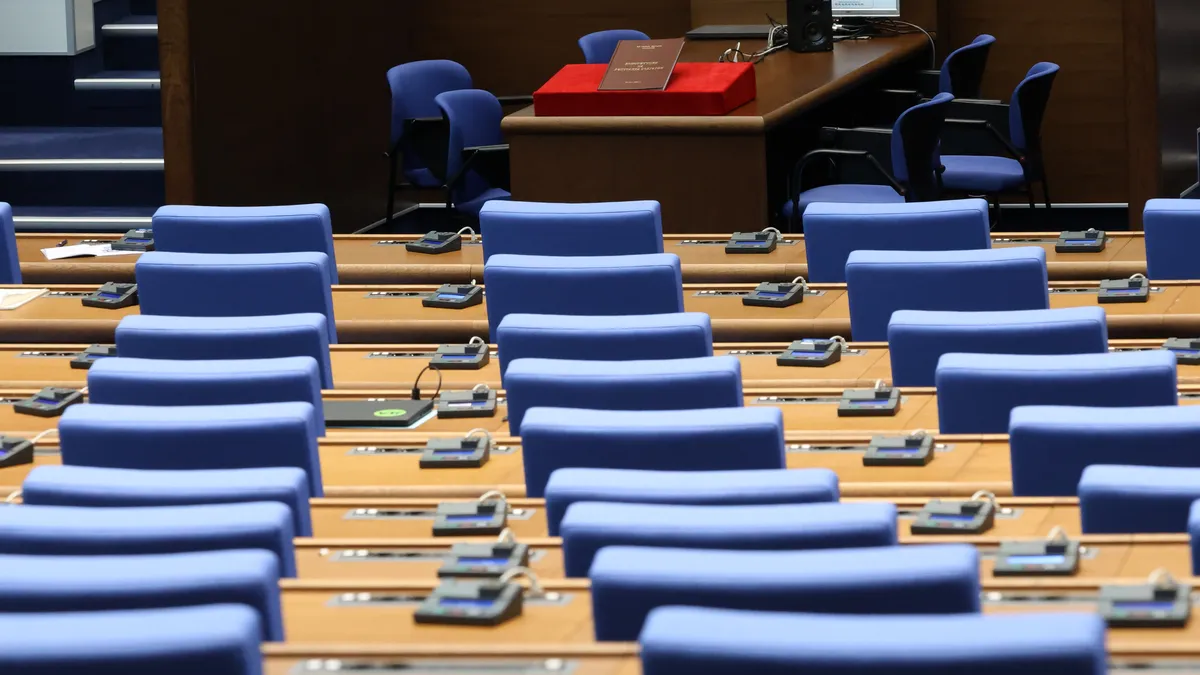 Парламент без председател: След почивката, пак почивка 
