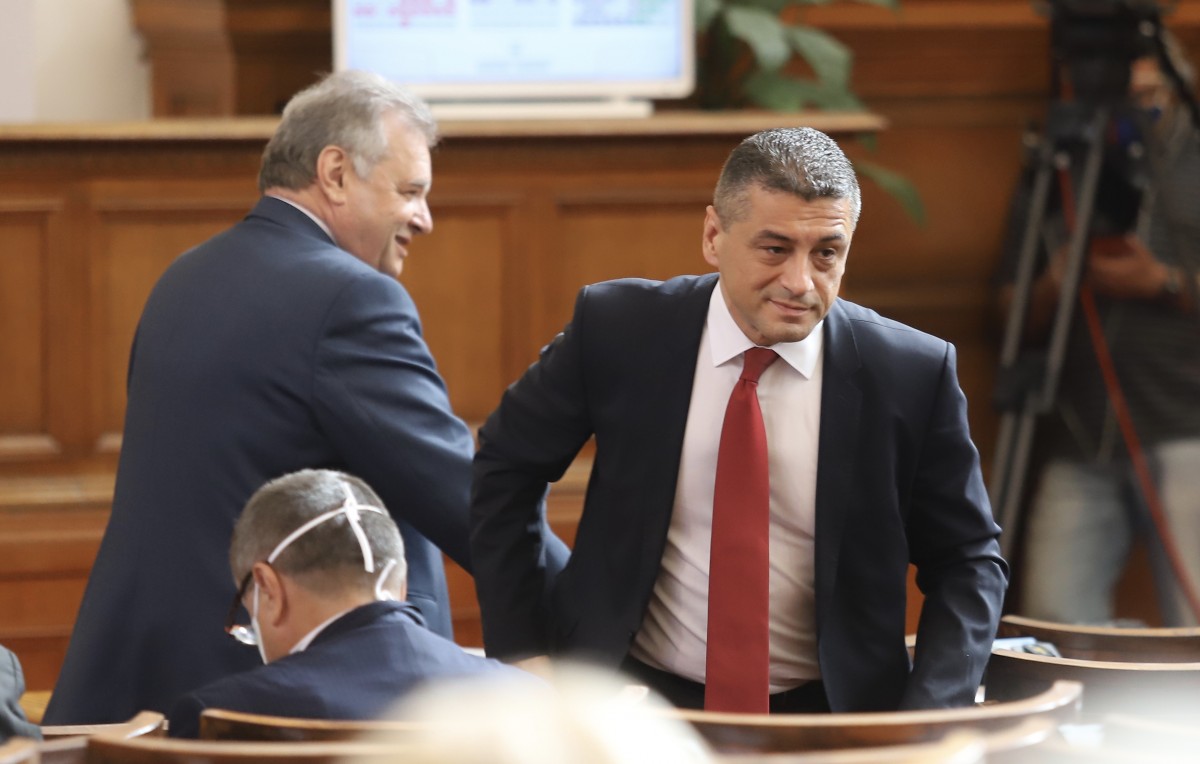 Парламентът гласува оставките на министрите, новите се заклеват (ОБНОВЕНА)